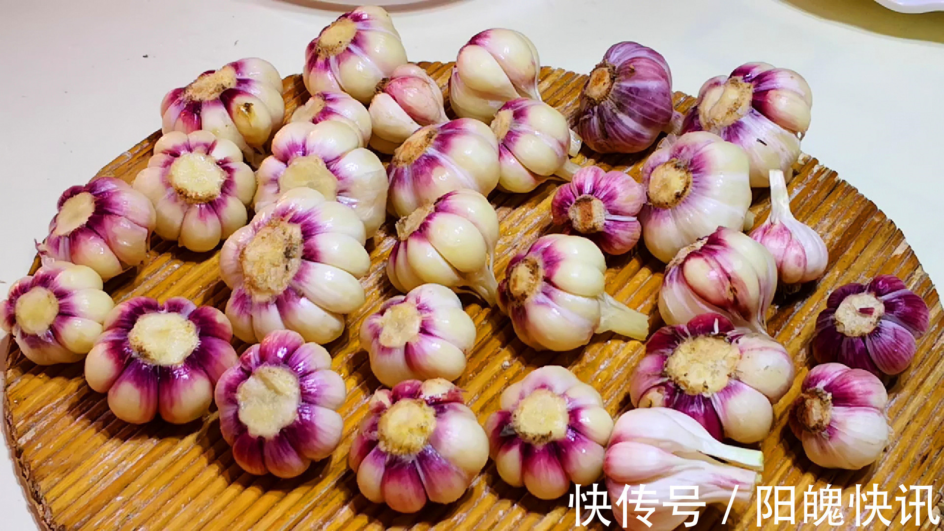 腌糖蒜时，直接加醋腌就错了，多加这1步，腌好后不辣心、不伤胃