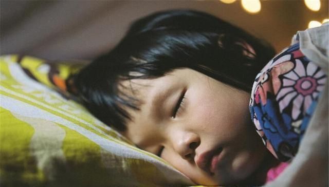 内心|心理专家坦言孩子睡觉爱用这“姿势”,内心很孤单,家长要重视