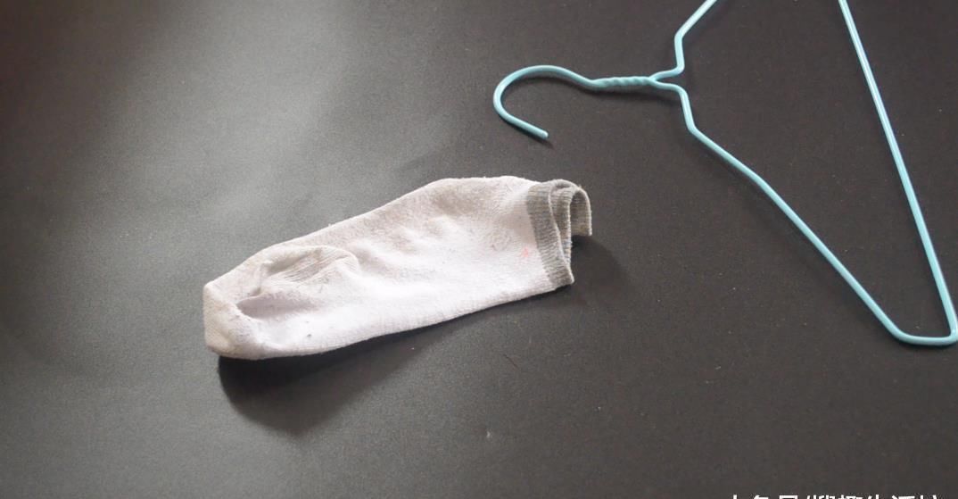 衣架|袜子剪一剪套在衣架上太实用了, 解决了很多家庭的困扰, 赶紧试试