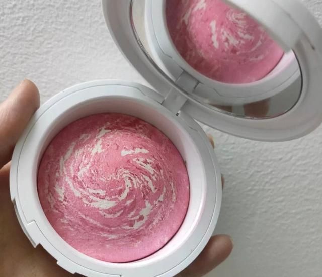 花西子|都说国货好,实则大翻车!花西子拔干卡粉,完美日记白送也不用