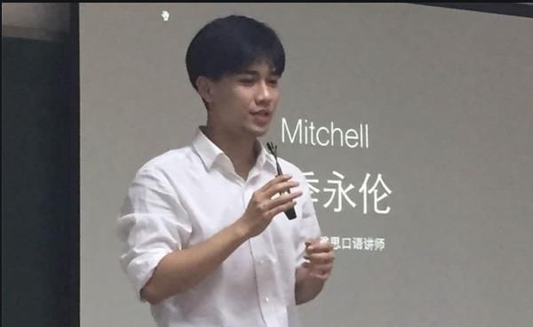 吸引|90后高颜值教师进入学校，学生被颜值吸引，还能认真上课吗？