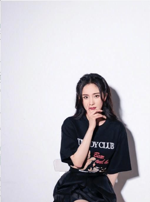 路透照|杨幂许凯CP感爆棚！杨幂碎花裙配西装大秀漫画腿，许凯变霸道总裁