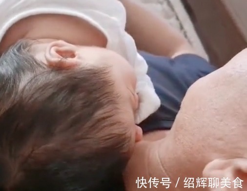 流线型|“最富有姥爷”带娃睡觉火了,这大概我见过最值钱的“外挂”了