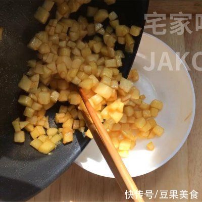 苹果糯米饼，制作简单，外层香脆，内里软糯甜蜜，超级好吃