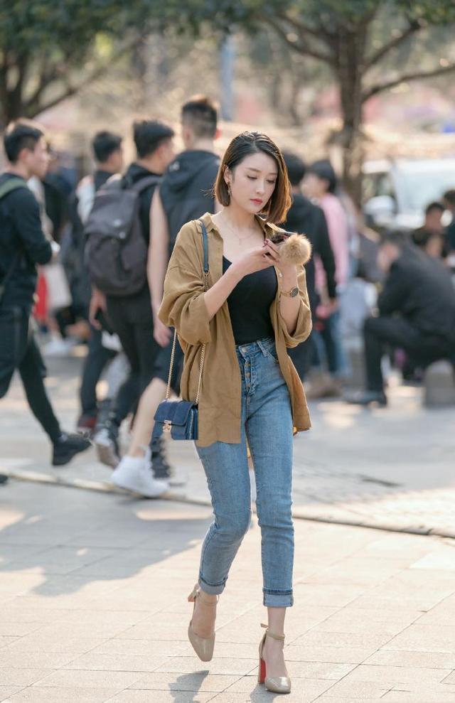 穿男朋友的衬衫出去“嘚瑟”，看你回头怎么交代