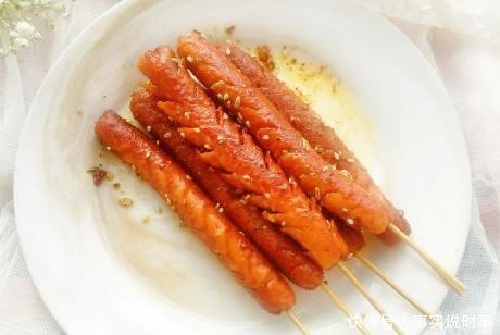 火腿肠别炒着吃了,教你1招,麻辣鲜香外皮焦脆,比小吃摊的还好