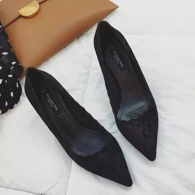 一双百搭的黑色高跟鞋, 让你简约当中透露着一丝温柔的气息