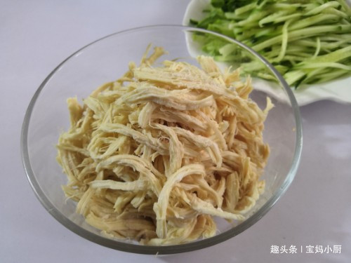 天热,一做凉面,老公就吃得不停筷,香喷喷开胃,好吃极了