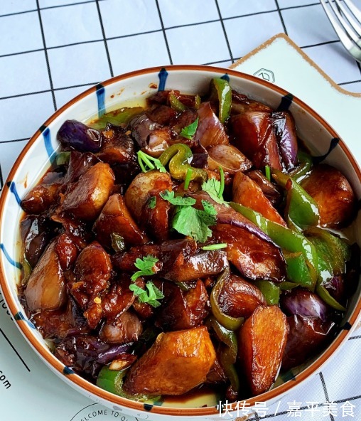 茄子|炒茄子时，先倒油是大错，又硬又没味，还油腻，学会“多做一步”
