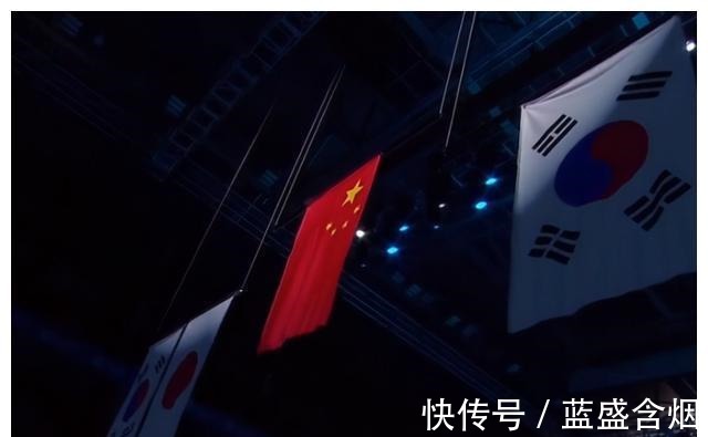 世锦赛|五星红旗在异国升起！凡尘组合2-0夺冠，为祖国争光，两人乐开！