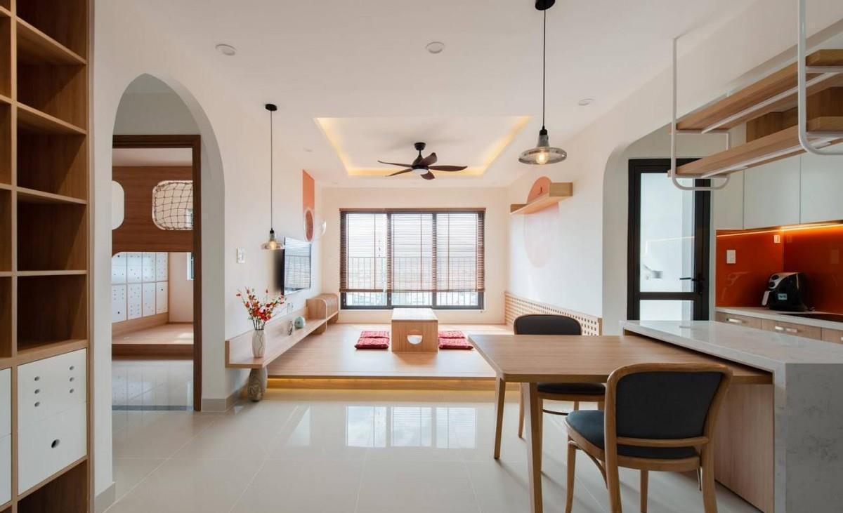 收纳|78㎡“去客厅化”,扔掉沙发靠墙打5cm高地台,一家5口越住越宽敞