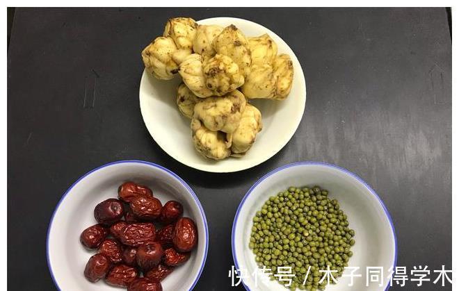 百合|秋天，百合正当季，加两种食材一起煮，清甜润燥，便宜又好喝