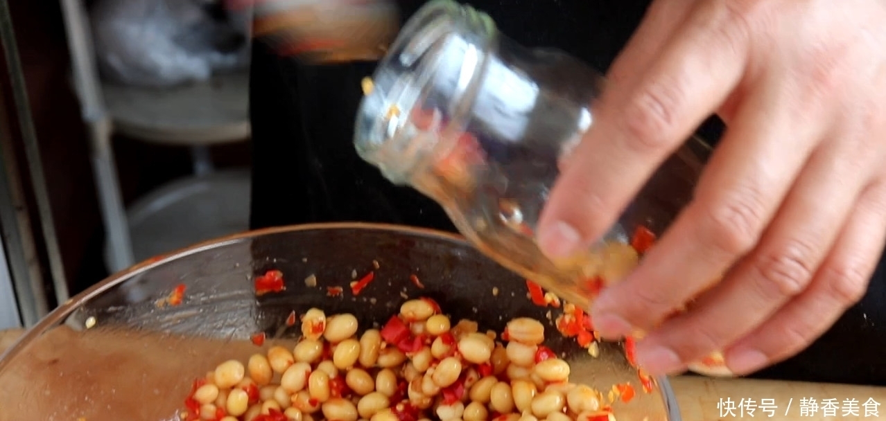 黄豆别再打豆浆了，教你一个更营养的做法，香辣开胃下饭，超好吃