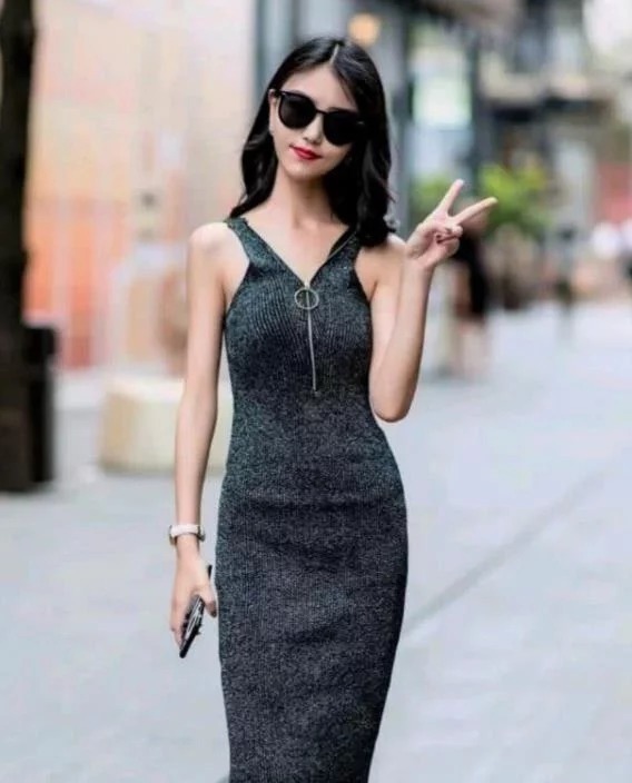 街拍：月貌花容的美女，吊带上衣配牛仔短裤，时尚清爽气质范