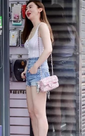 微胖嫂子穿搭“有一套”,连体裤配“恨天高”,为了抢镜头真够拼的