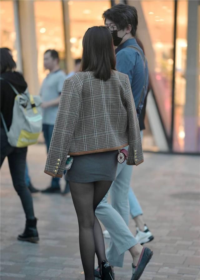 身材 选择黑色丝袜搭配,离不开高跟鞋的衬托,你会搭配短靴还是单鞋?