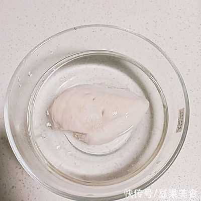 凉拌鸡胸肉丝这样做,解馋堪比红烧肉