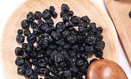 女性临睡前多吃1种小零食,视力清晰了,色斑不