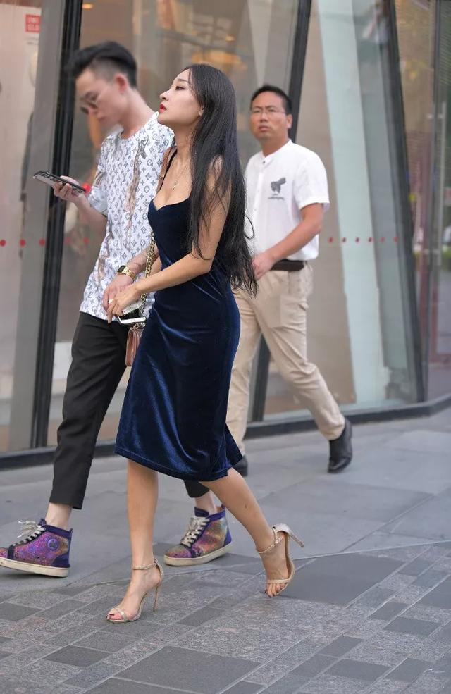 高跟鞋 小姐姐一头的长发搭配高跟鞋,走起路十分飘逸,带着女神般的气息