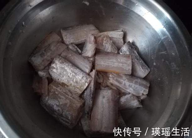 渔民|买带鱼时，挑大的还是小的渔民朋友教我3招，轻松挑到新鲜带鱼
