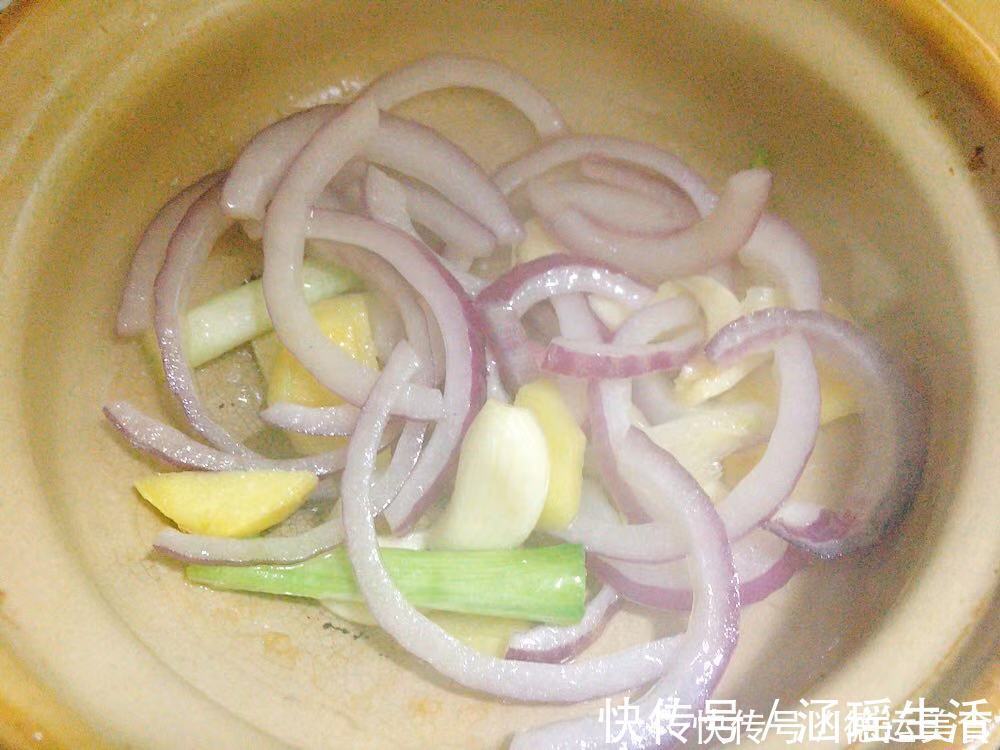 排骨新做法：不用油炒，步骤简单，做出来的排骨连汤汁都下饭！