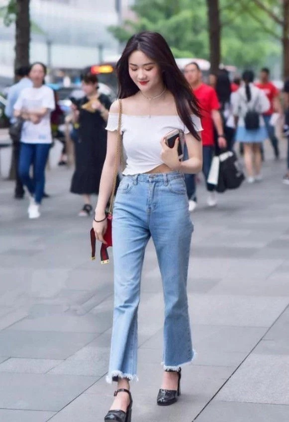 街拍:小姐姐条纹无袖衣+黑色阔腿裤,千秋无绝色,悦目是佳人