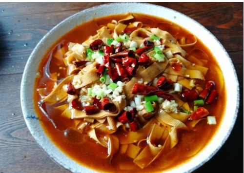 豆皮和白菜的完美搭配,虽然是素菜,吃起来比肉菜还香,百吃不腻