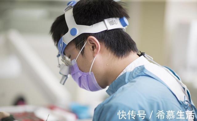 刷牙|美国牙医建议七岁之前不要自己刷牙?很多中国父母教育错了