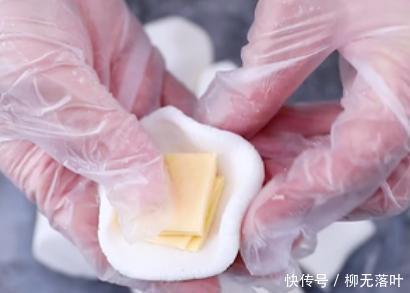 好吃|想吃年糕不用买,用点糯米粉自己就能做,咬一口还能爆浆,超满足