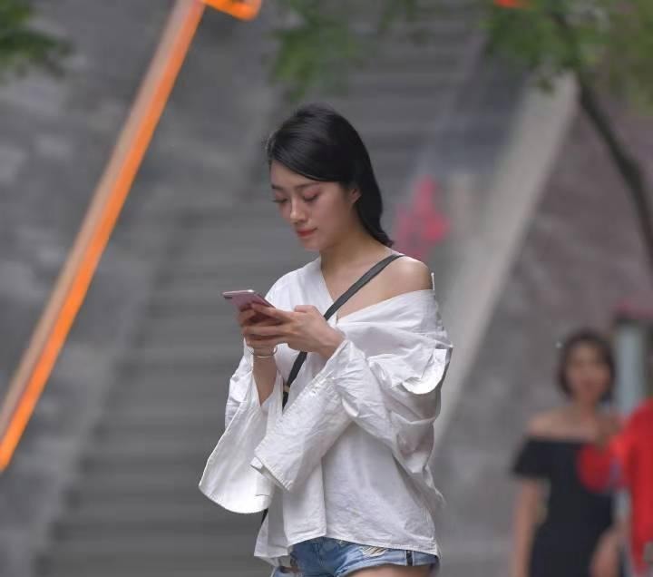 街拍小姐姐穿衣“不正经”,这么严肃的白衬衣被她穿成这样!