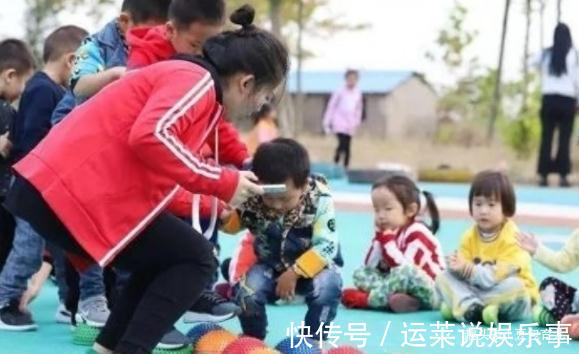 裤子|4岁女儿从幼儿园回家,抓住裤子说不能尿尿,脱下裤子宝妈炸了