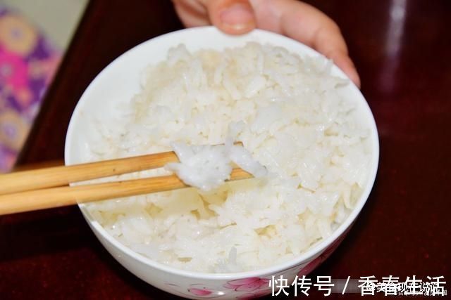 松软|蒸米饭时,光加水还不够,大厨:牢记这“2放”,米饭喷香又松软
