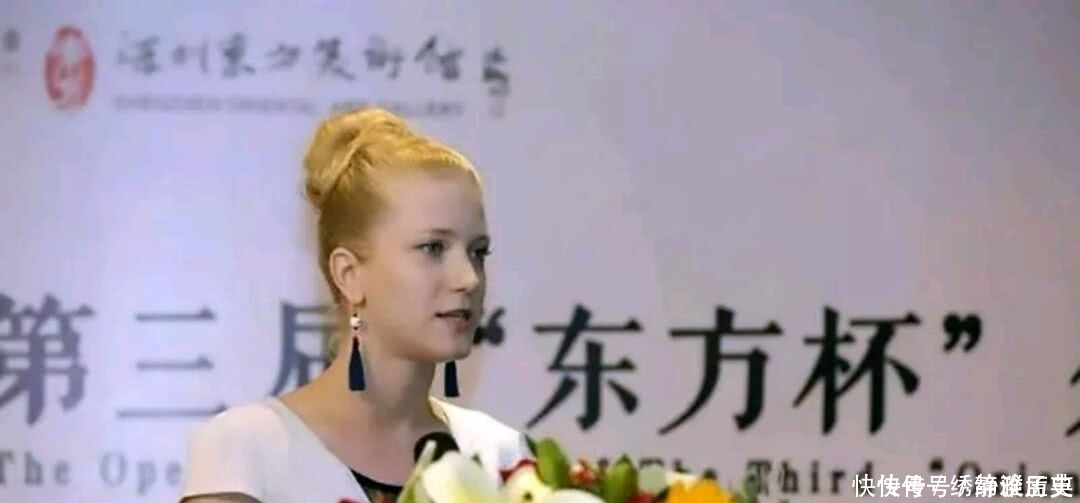 外国美女书法在中国获奖,看了他的作品,专家:日后必成大器!