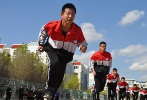 中考|体育老师公认“省力”跑步法，助力学生轻松到终点，考生可参考