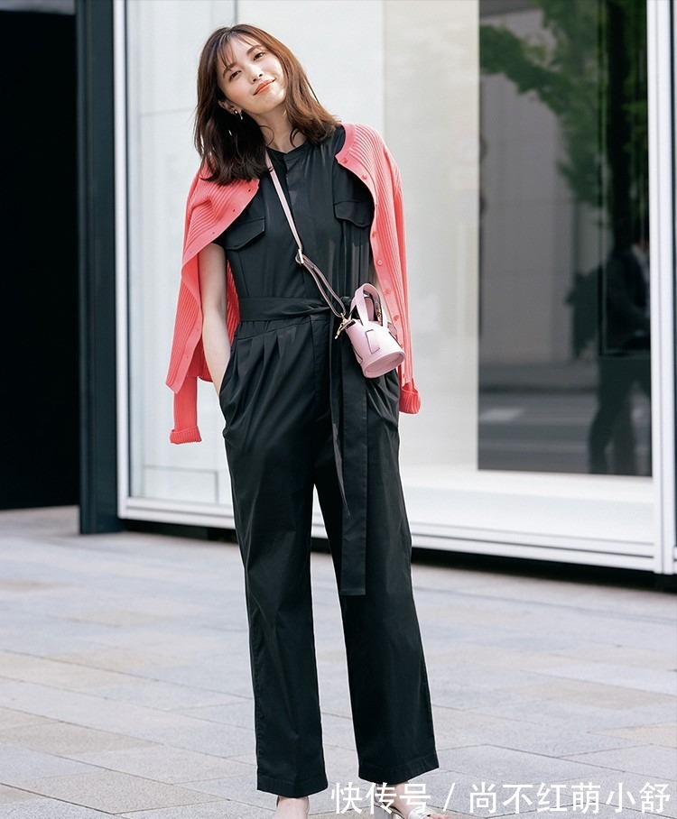 连体裤|今年突然火了一种新搭配叫:连体裤+基础上衣,越看越心动