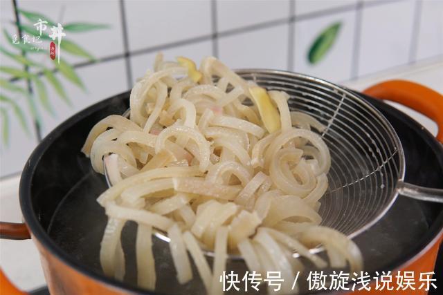 猪皮冻|做猪皮冻，记住“1揉1刮2泡”，皮冻透亮弹牙，味道正成功率高