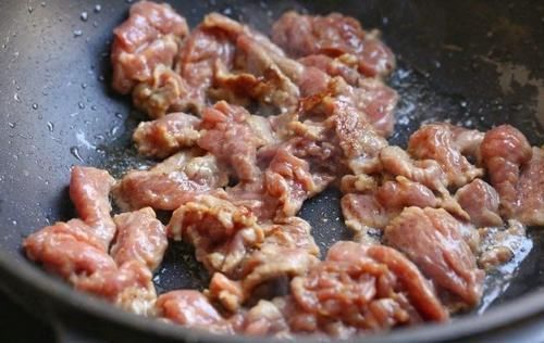 先炒青椒还是牛肉?饭店大厨多这一步,难怪炒不老,嫩滑入味!