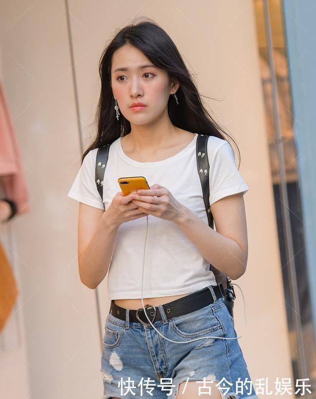 搭配|白色短袖搭配牛仔短裤，简约又减龄，漂亮大方