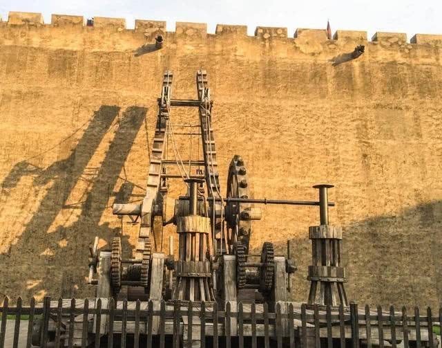 梯子|十分钟了解古代守城士兵,为什么不推倒梯子,还往下面扔石头?