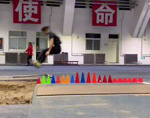 |搞笑GIF：女朋友总是这样出现 我的小心脏都快受不了了