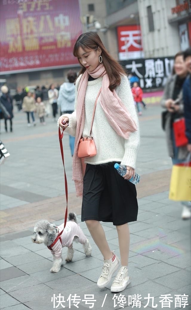 街拍：美女一字肩毛衣搭配灰色的短裙，脚踩黑色长筒靴，气质出众