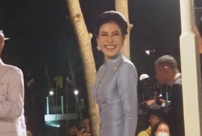 苏提达|诗妮娜跟泰王撒娇,得到2022专属新年贺卡,皇室办公室连夜赶制