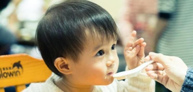 餐具|这些常见的喂娃方式,会让孩子“越来越笨”,家长快停止错误举动