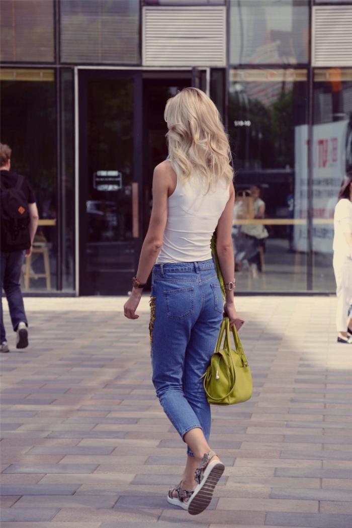 略胜一筹|牛仔裤的穿搭,还是喇叭裤的小姐姐略胜一筹哦