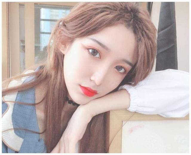 17岁男高中生沉迷“女装”,长相清纯又可爱,男生看了都心动