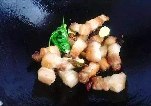  下肚|秘制红烧肉，飘香四溢、软糯可口，肥而不腻，一盘下肚，直呼过瘾