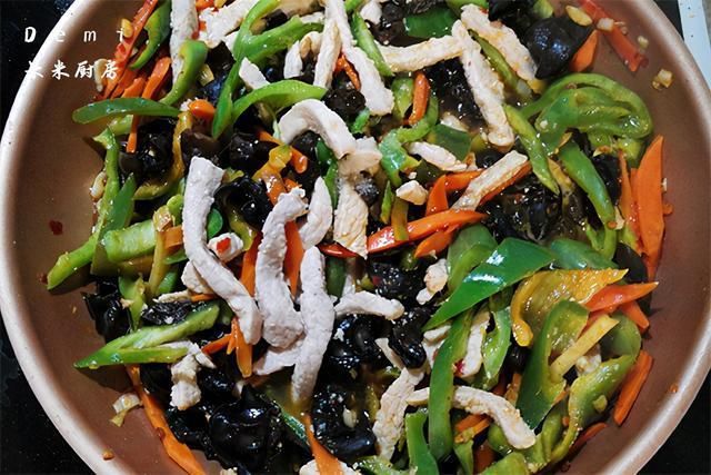 胡萝卜|鱼香肉丝的家常做法,鱼香汁记住比例43211,咸鲜酸甜刚刚好