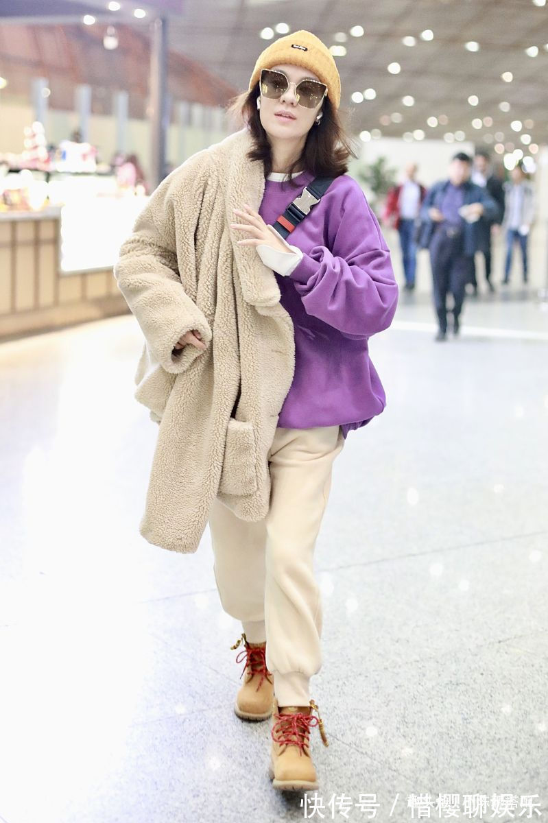 卫衣|36岁郁可唯太潮了,穿羊羔毛外套内搭紫色卫衣,街头风帅气满分