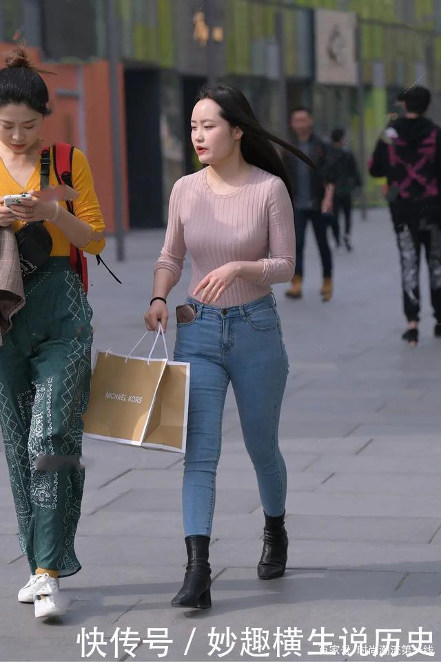 火了一种新穿法,“牛仔裤+半筒靴”,连中年女士都按耐不住了!