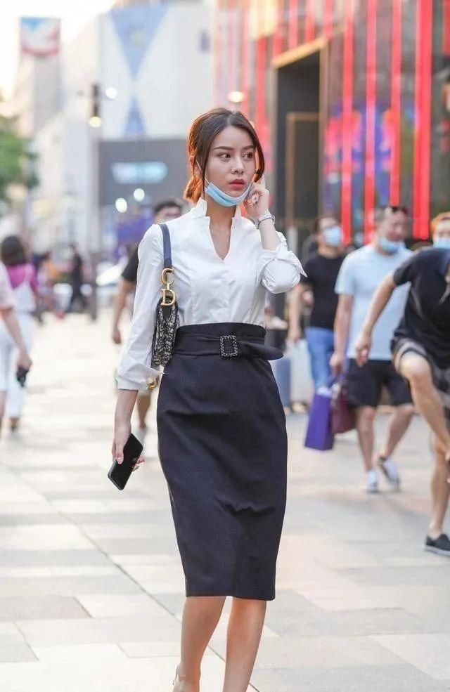 连衣裙|潮流个性的连衣裙穿搭彰显一丝活力，气质女生都喜欢简单时尚